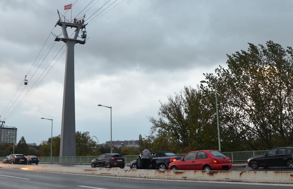 Einsatz BF Hoehenretter Koelner Seilbahn Hoehe Zoobruecke P2111.JPG